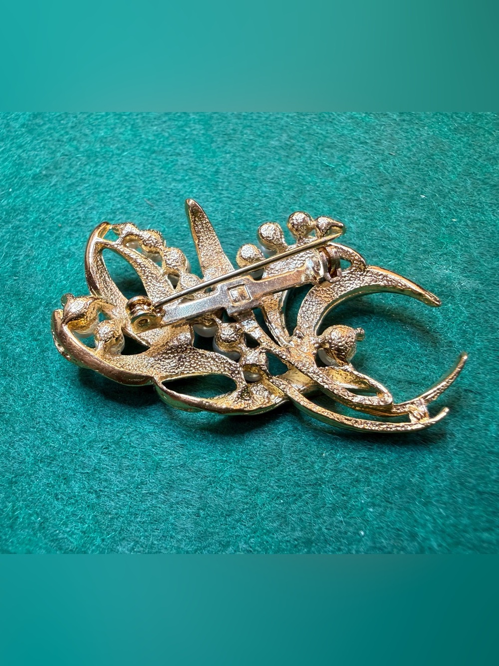 Vintage Faux Pearl Floral Brooch Gold Tone Mid Century Statement Pin - Picture 6 of 7